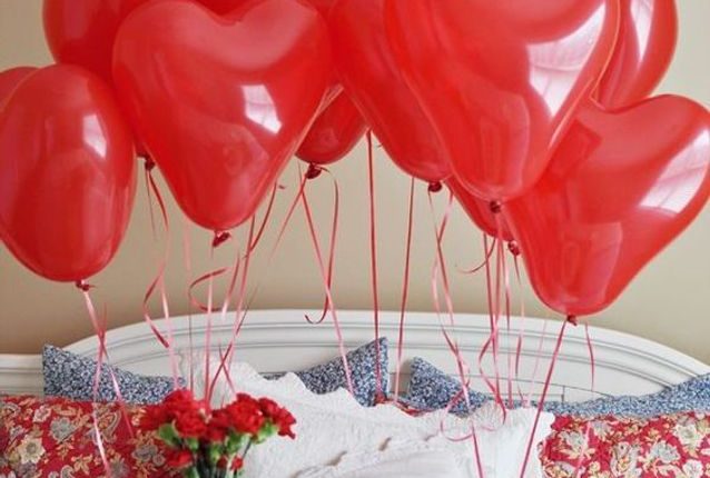 Un-petit-dejeuner-romantique-avec-des-ballons