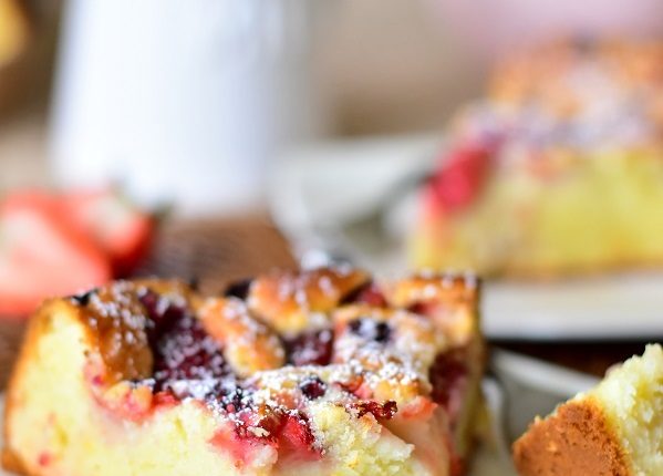 gateau-yaourt-moelleux-aux-fraises-1