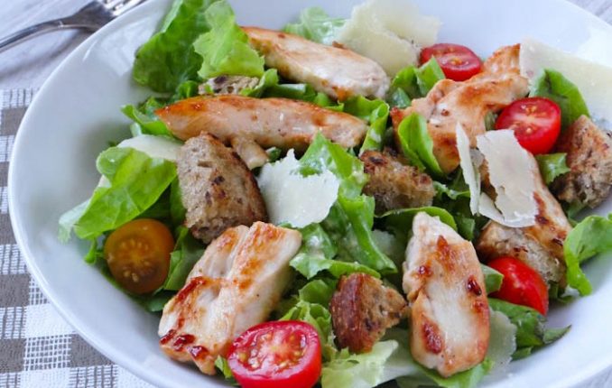 salade-cesar-recette-sauce-caesar-salad-678×508