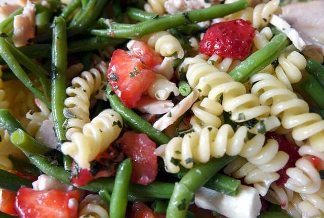 salade-de-pates-au-poulet-haricots-verts-fraises-et-feta-113.640×480