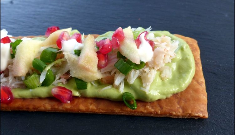 Tartines feuilletées au crabe, avocat et pomme verte