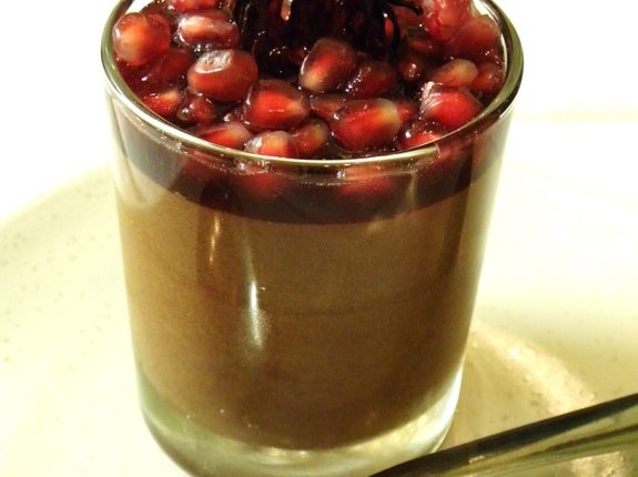 mousse -au- chocolat -,sirop- à- la- grenade