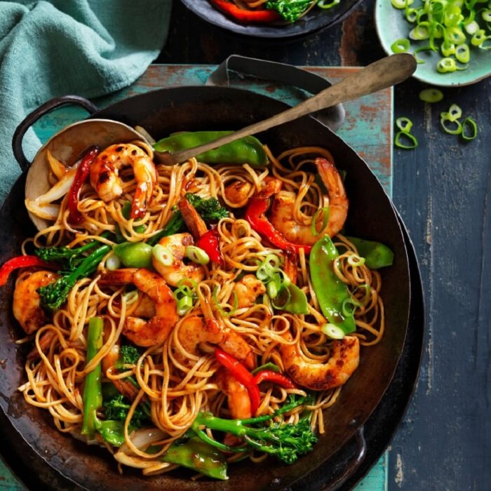 Sauté de nouilles aux crevettes au miel et au soja