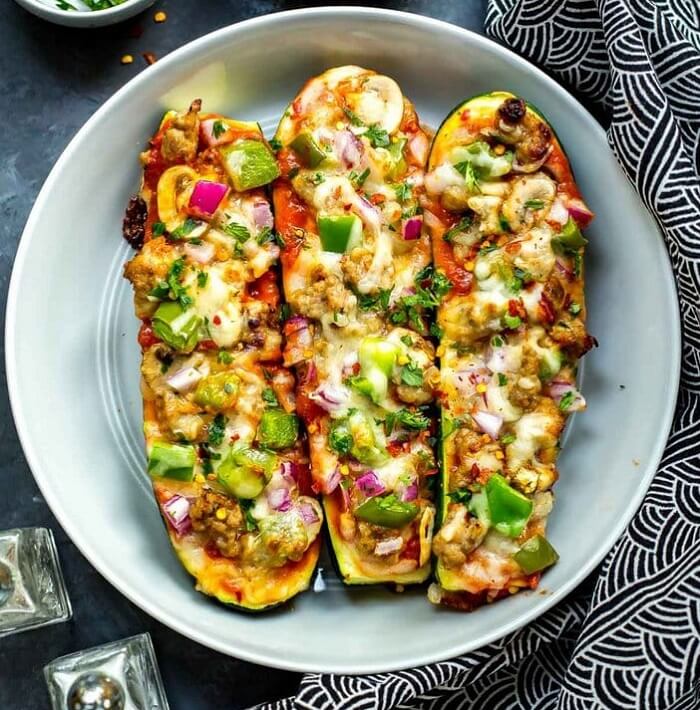 Bateaux à pizza aux courgettes faciles de 30 minutes