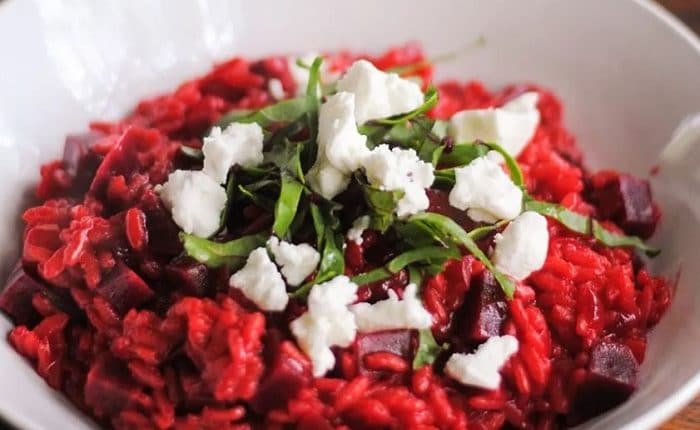 Risotto aux betteraves rouges avec fromage de chèvre et feuilles de betterave