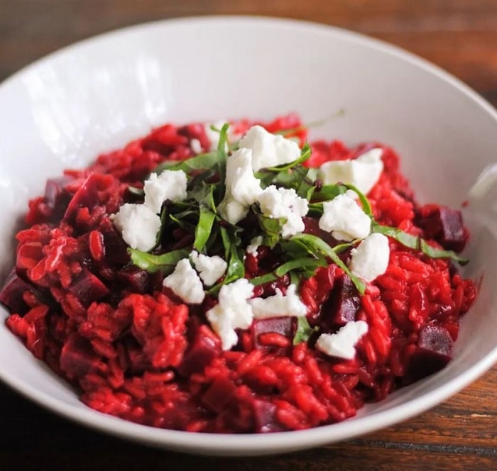 Risotto aux betteraves rouges avec fromage de chèvre et feuilles de betterave