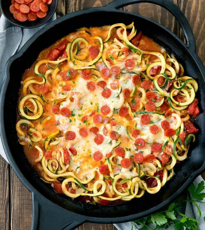 Nouilles à la courgette et à la pizza en un seul pot